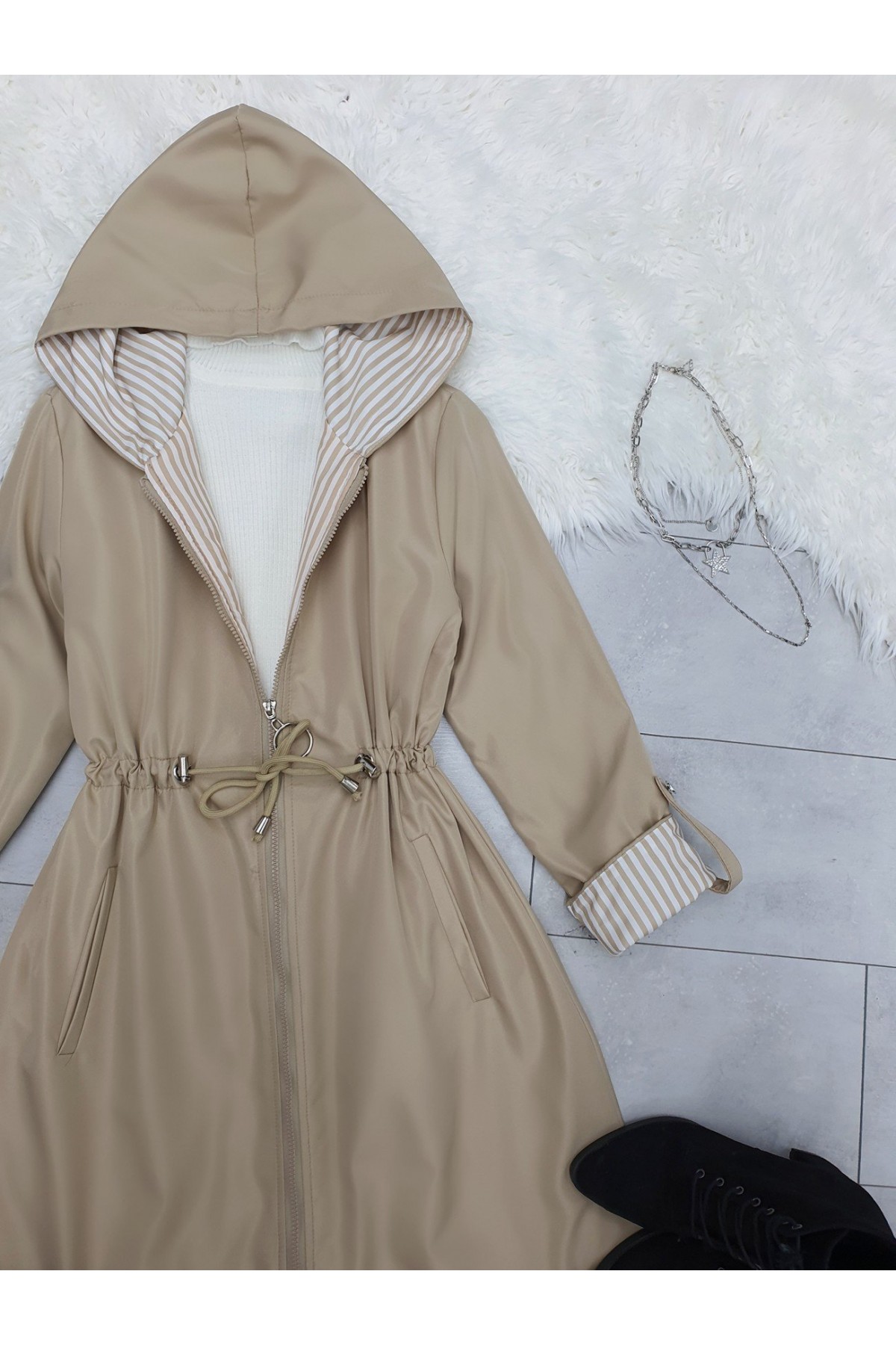 Belden Sıkmalı Kapitone Astarlı Kapşonlu Trençkot -Taş