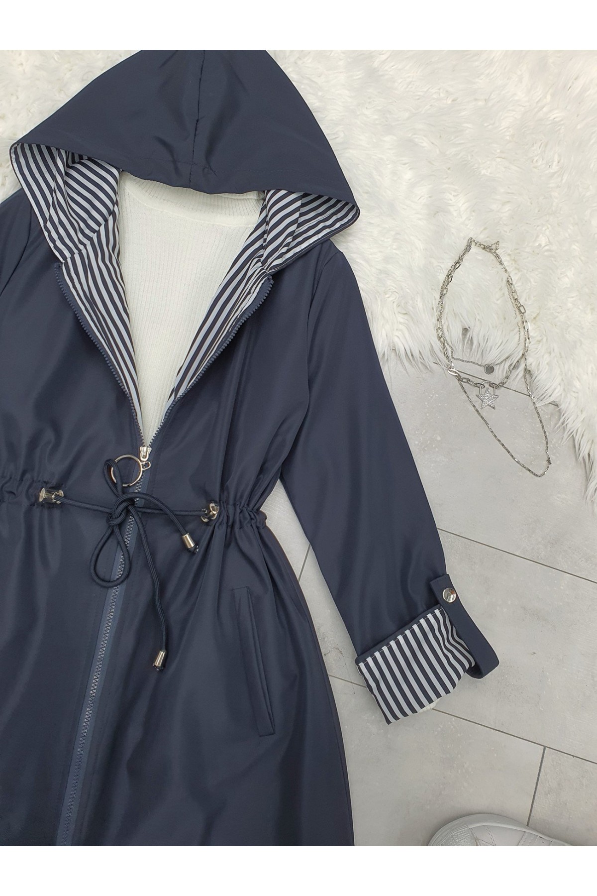 Belden Sıkmalı Kapitone Astarlı Kapşonlu Trençkot -Laci