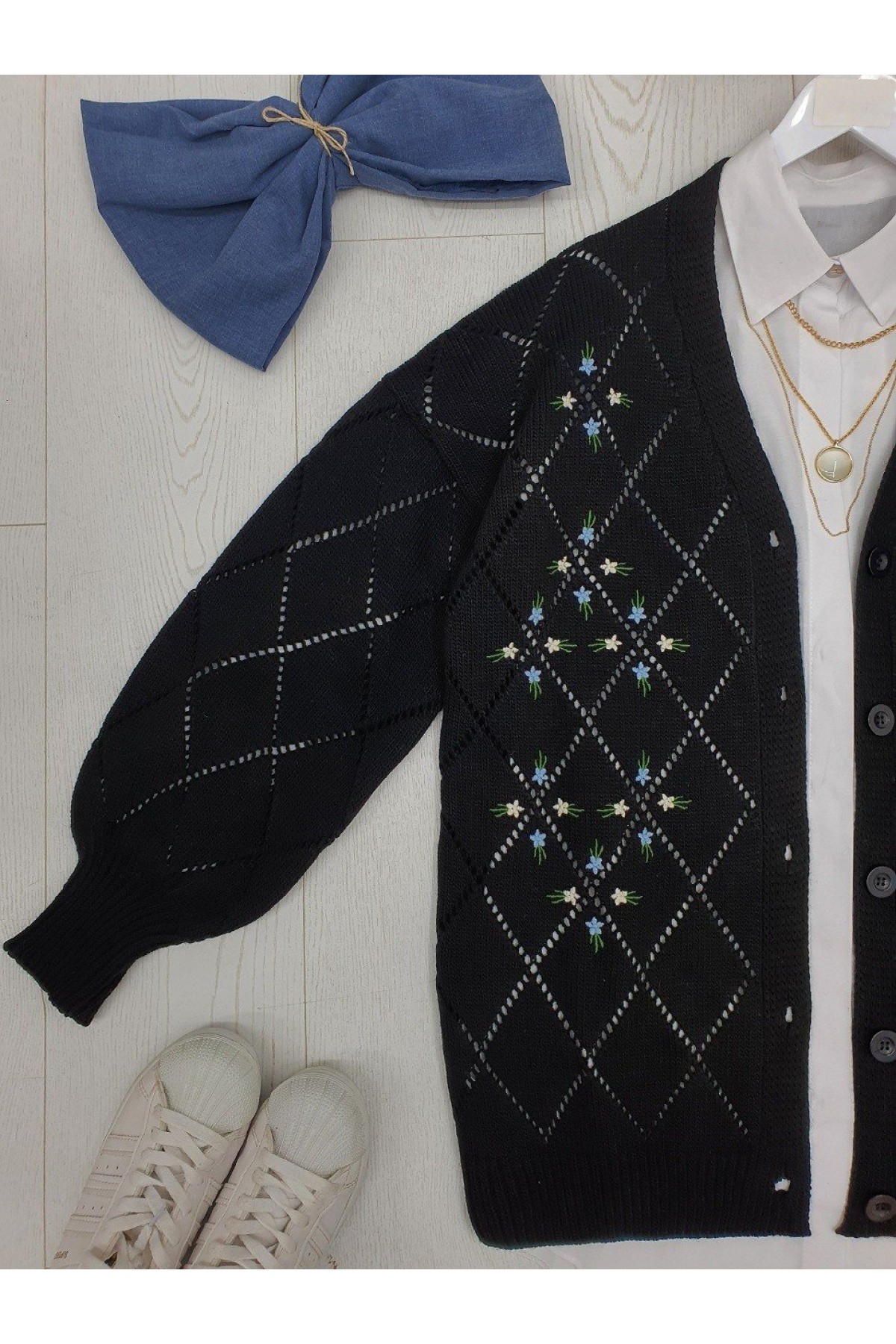 Ajurlu Çiçek Nakışlı Düğmeli Triko Hırka -Siyah
