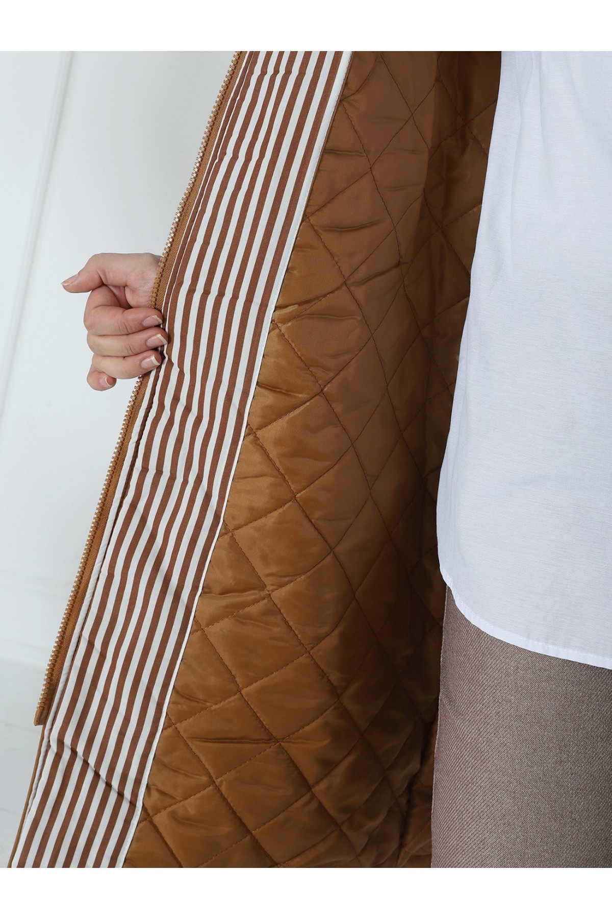 Belden Sıkmalı Kapitone Astarlı Kapşonlu Trençkot -Taba