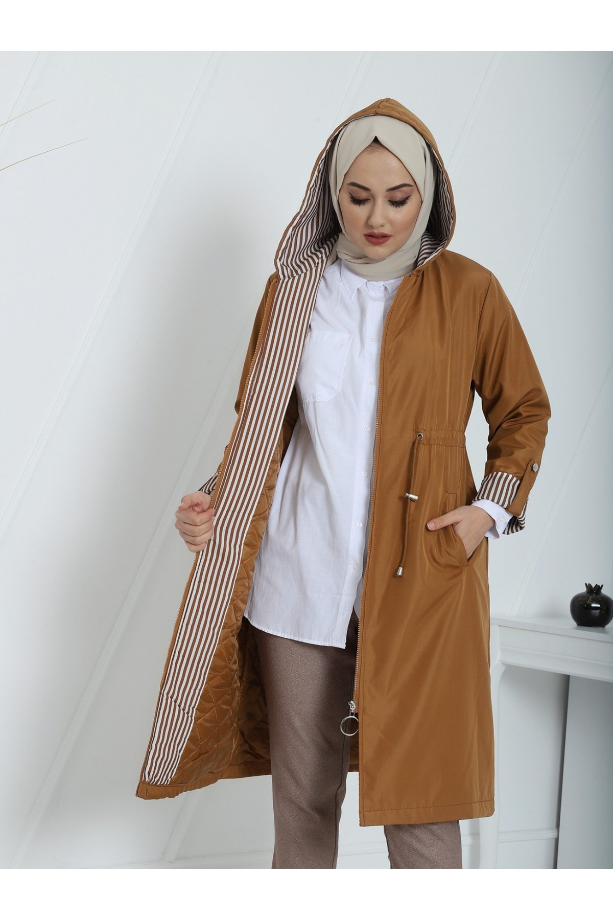 Belden Sıkmalı Kapitone Astarlı Kapşonlu Trençkot -Taba