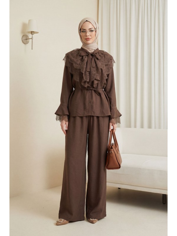Yakası Bağlamalı Dantelli Fırfırlı Kemerli Pantolonu Astarlı Cupra Takım  -Kahve