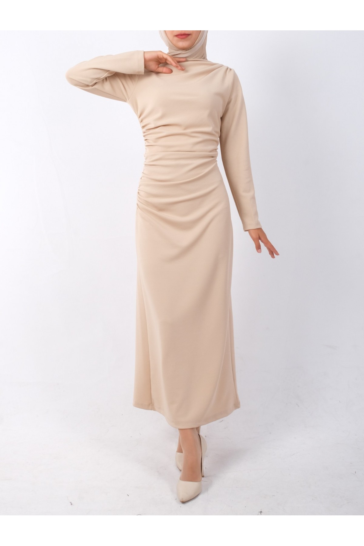 Kayık Yaka Yandan Drapeli Örme Krep Elbise -Bej