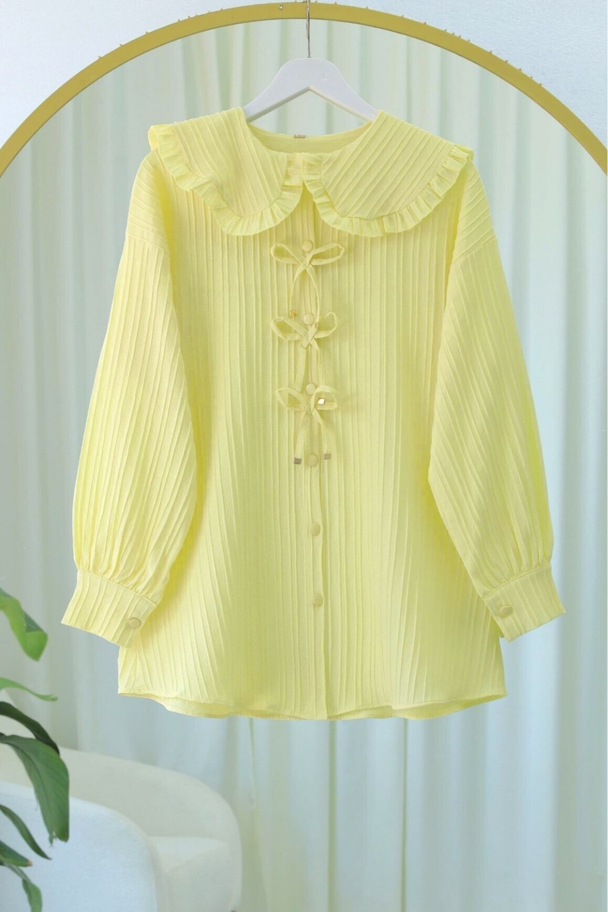 Önü Kurdele Detaylı Düğmeli Önlük Yaka Gömlek -Açık Sarı