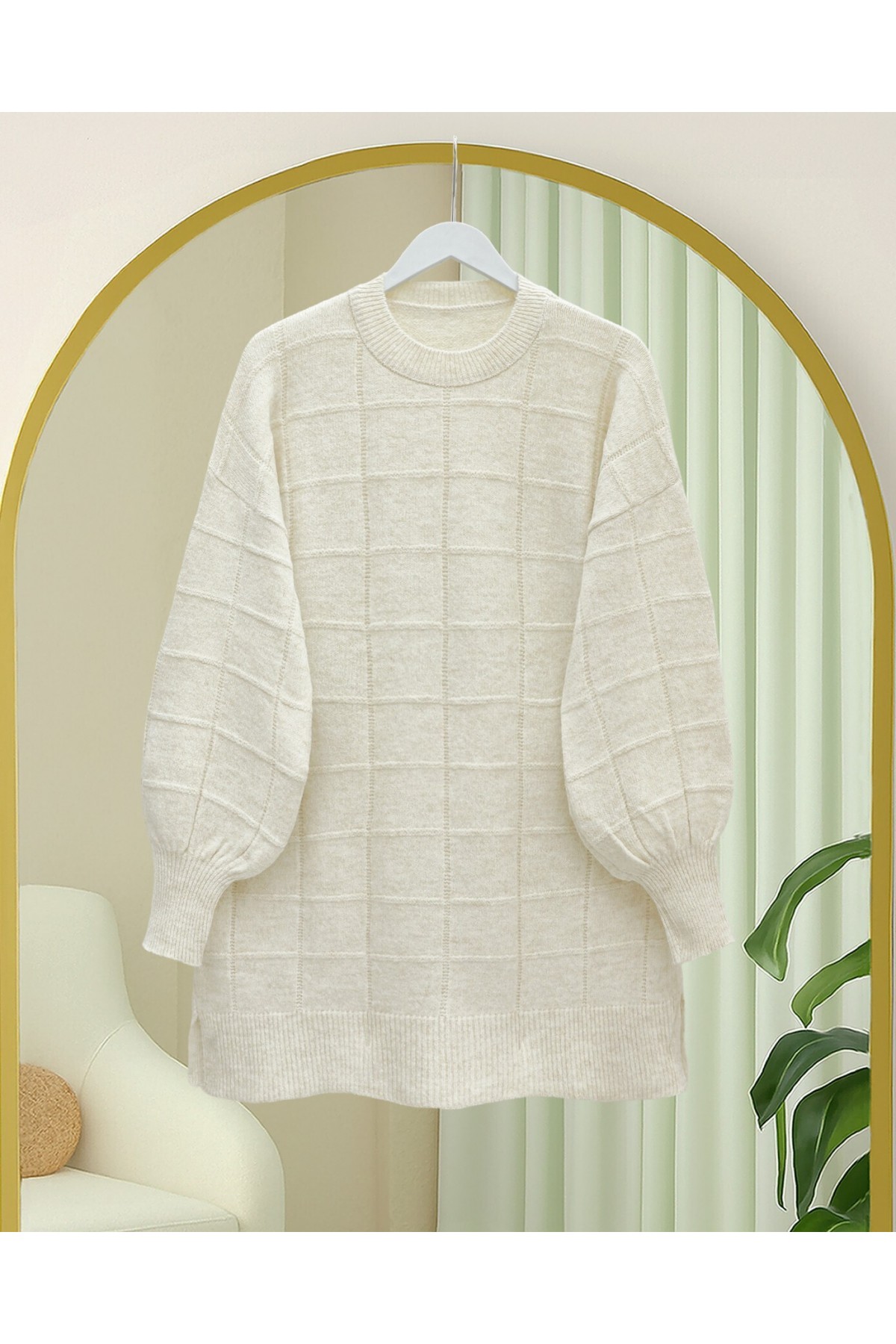 Kare Desenli Yırtmaçlı Yumoş Triko Tunik -Ekru