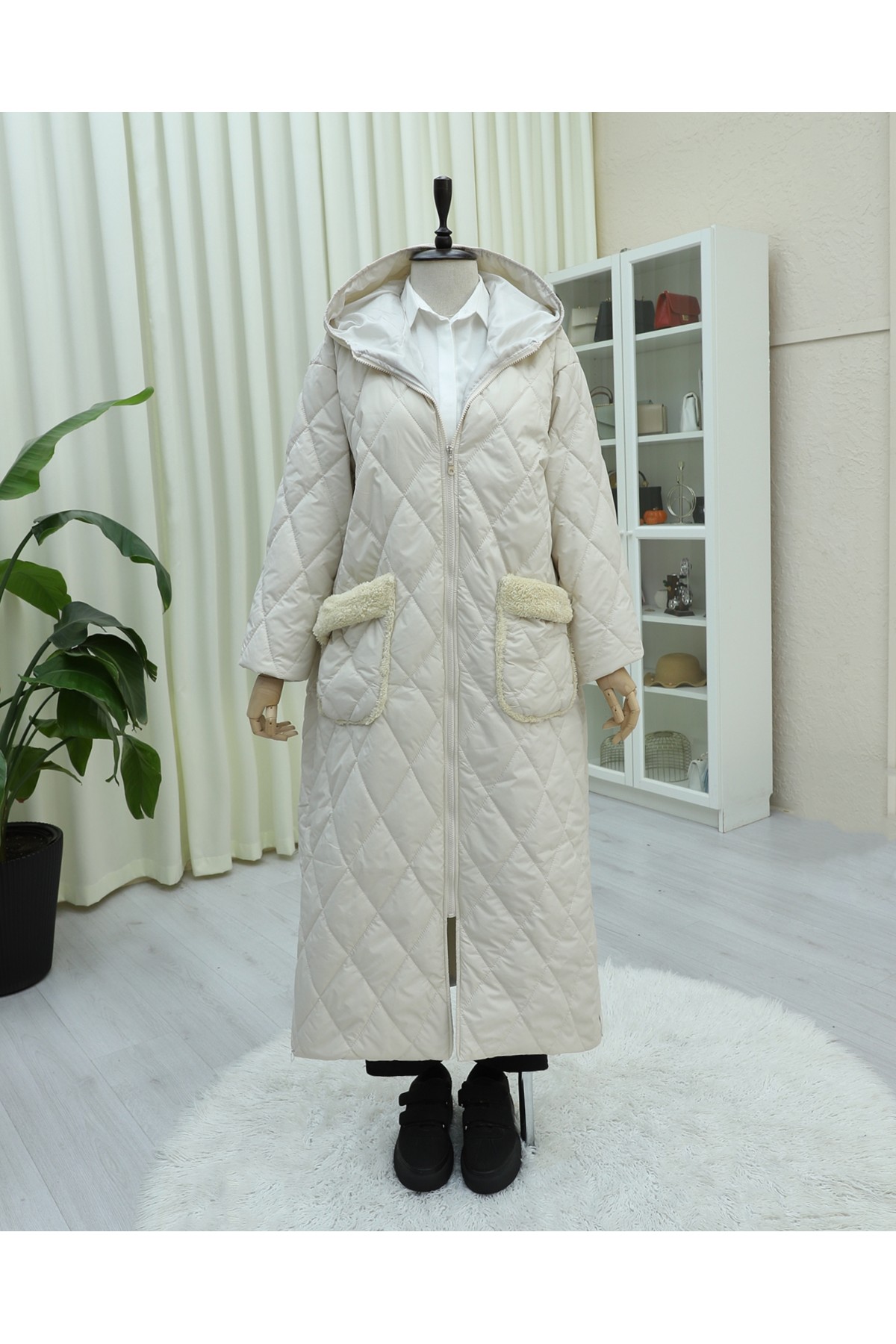 Cepli Kapşonlu Fermuarlı Astarlı Uzun Kapitone Kaban -Krem