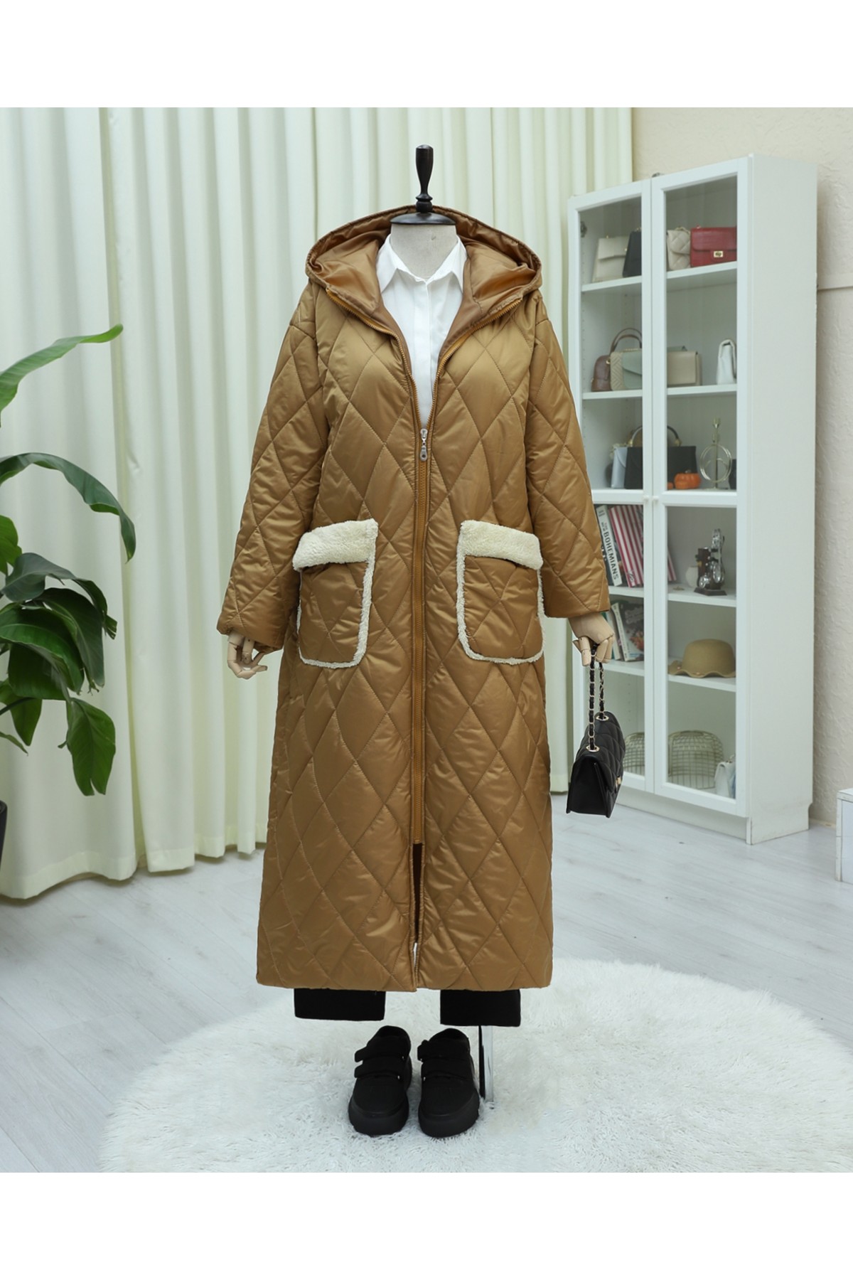 Cepli  Kapşonlu Fermuarlı Astarlı Uzun Kapitone Kaban -Taba