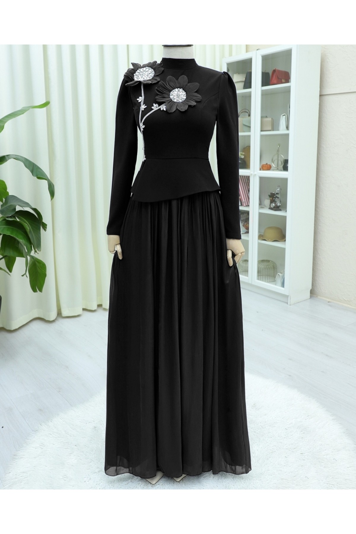Papatya Detaylı Eteği Pliseli Taşlı Elbise -Siyah