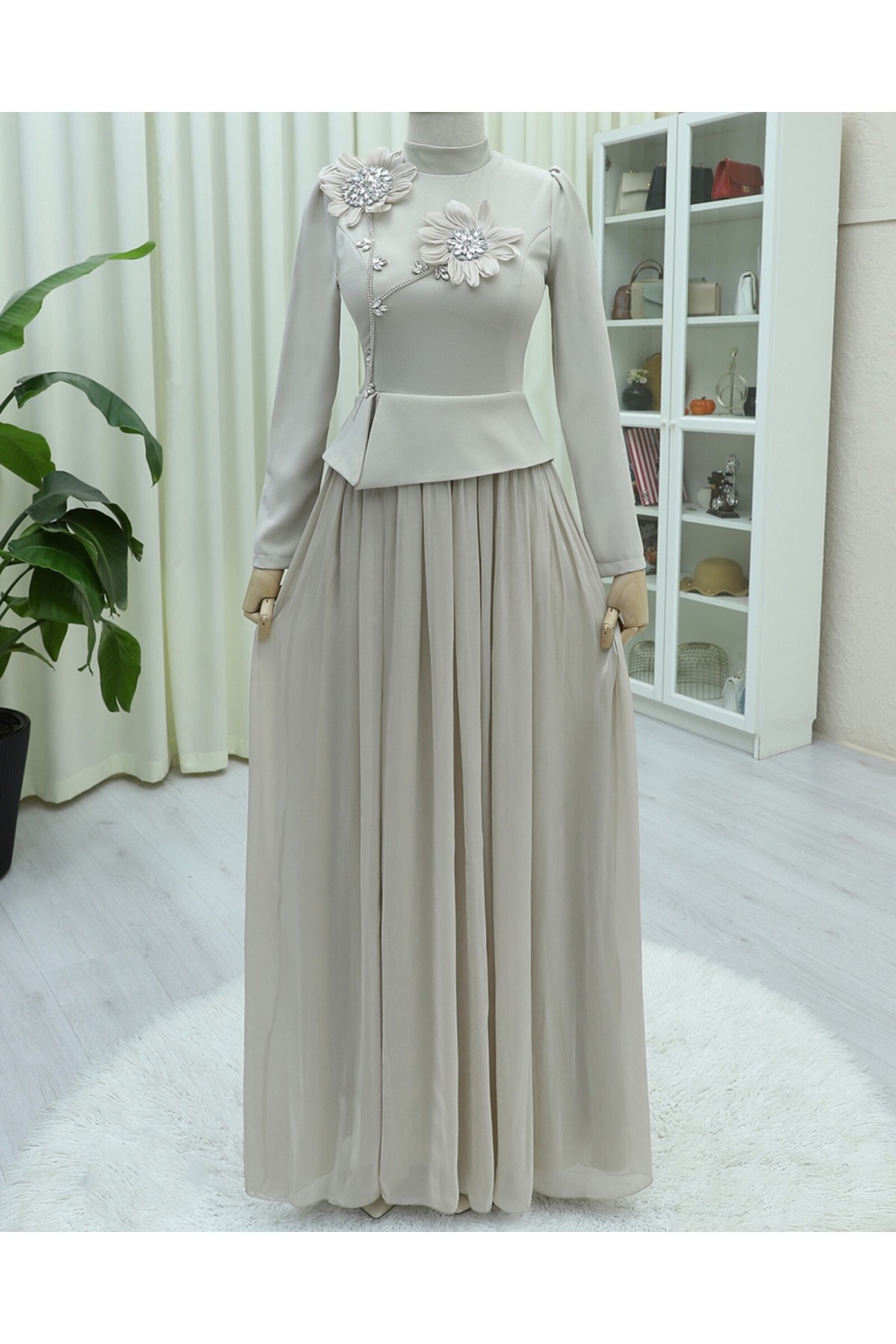 Papatya Detaylı Eteği Pliseli Taşlı Elbise -Taş