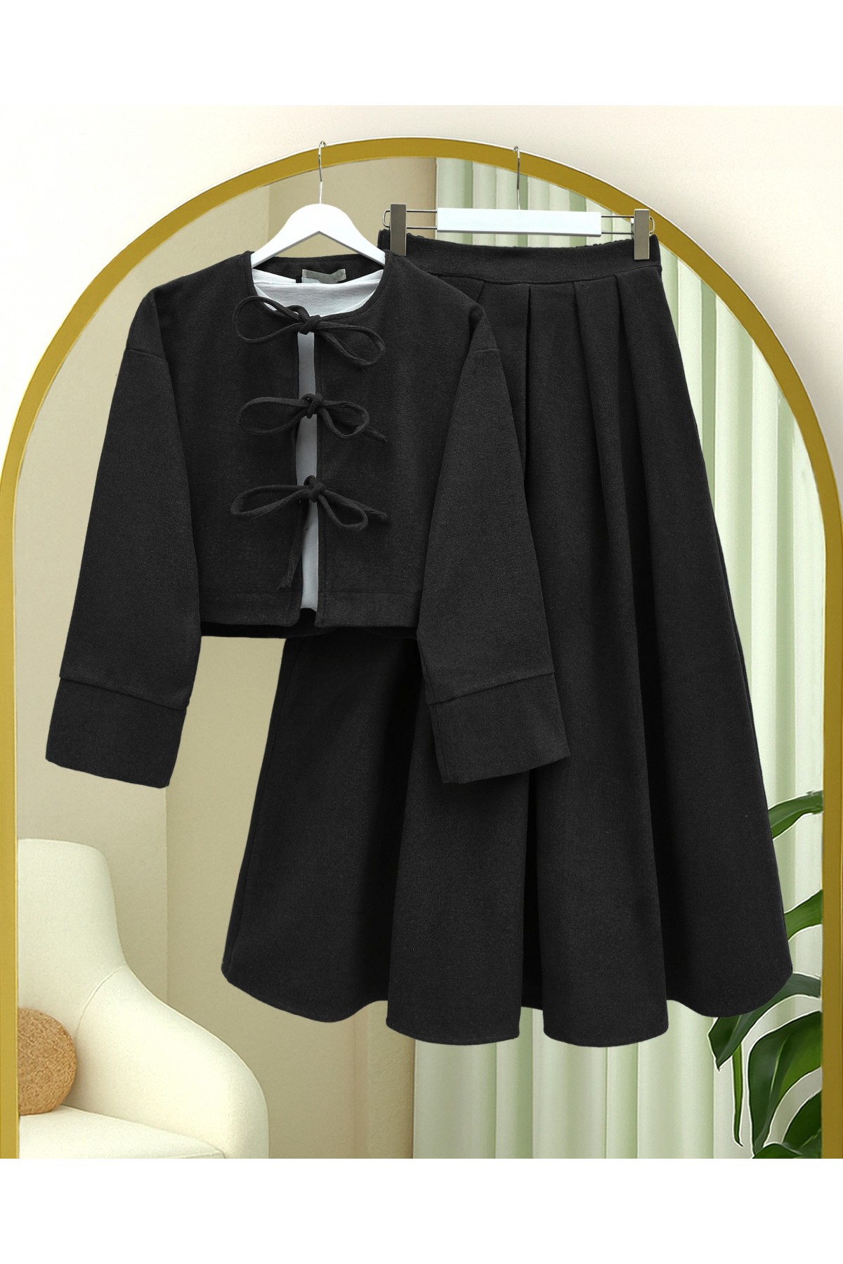Önü Bağcıklı Etekli Kaşe Takım  -Siyah