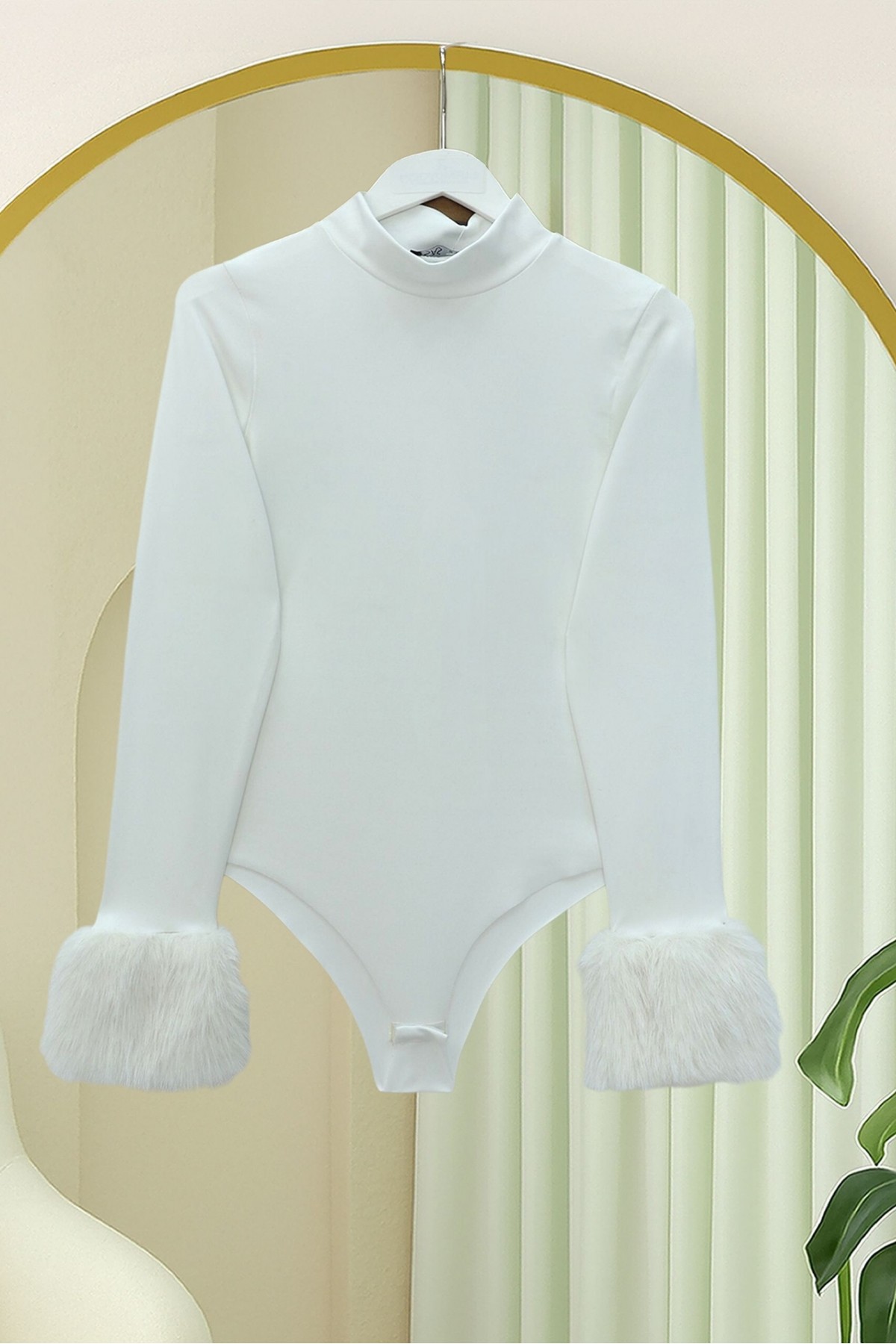 Kolu Kürklü Yarım Boğazlı Çıtçıtlı Zıbın Bluz -Beyaz