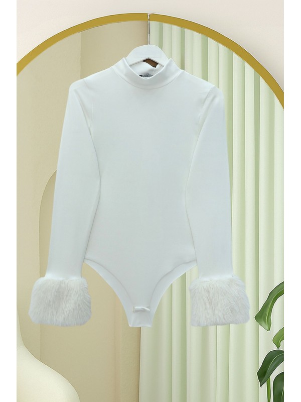 Kolu Kürklü Yarım Boğazlı Çıtçıtlı Zıbın Bluz -Beyaz