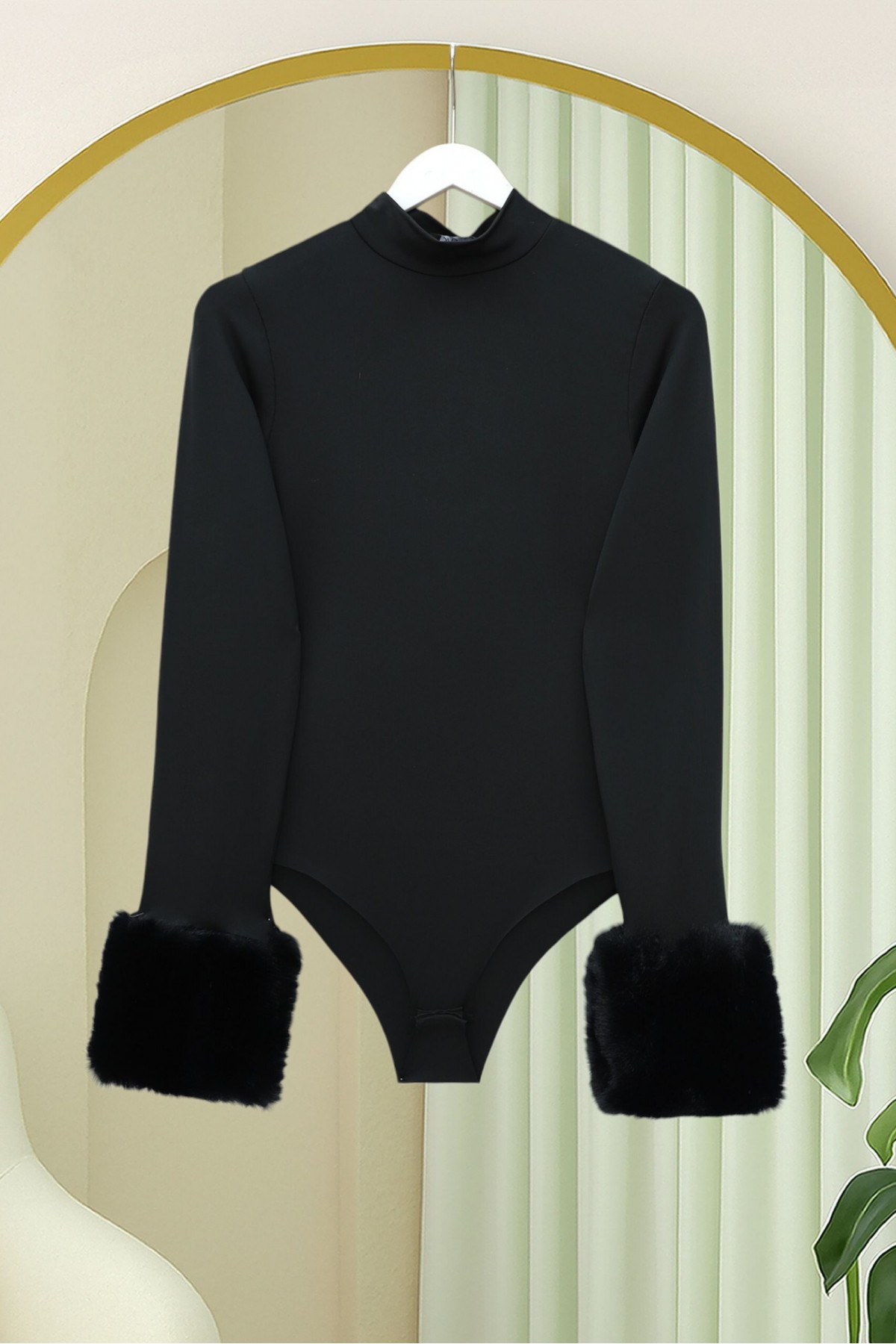 Kolu Kürklü Yarım Boğazlı Çıtçıtlı Zıbın Bluz -Siyah