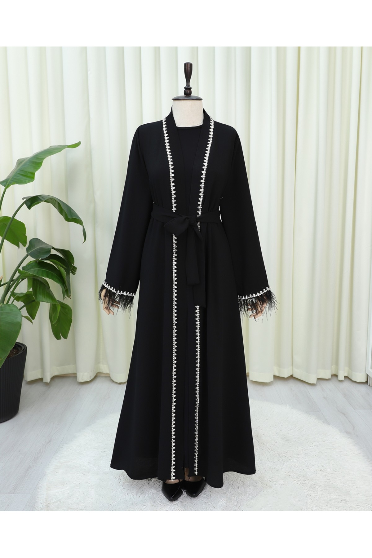 Kolu Tüylü Sıralı Taş Detaylı Kemerli Abaya -Siyah