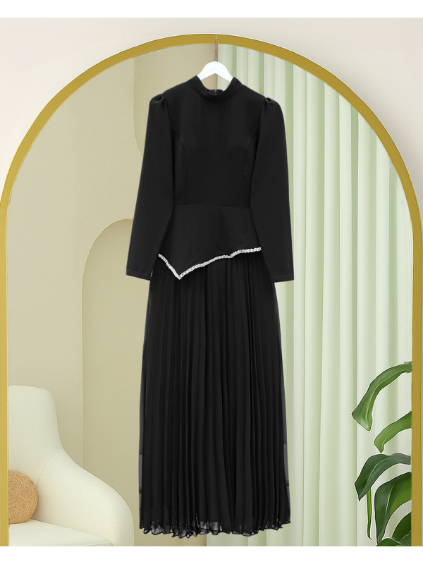 Beli Asimetrik Kesim Taşlı Eteği Pliseli Krep Elbise -Siyah