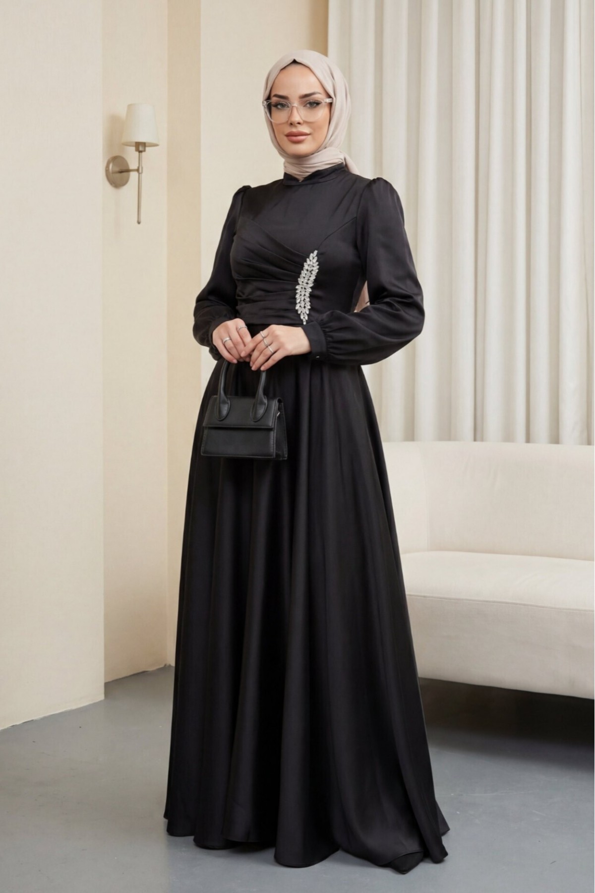 Önü Drapeli Taş Detaylı Saten Elbise -Siyah