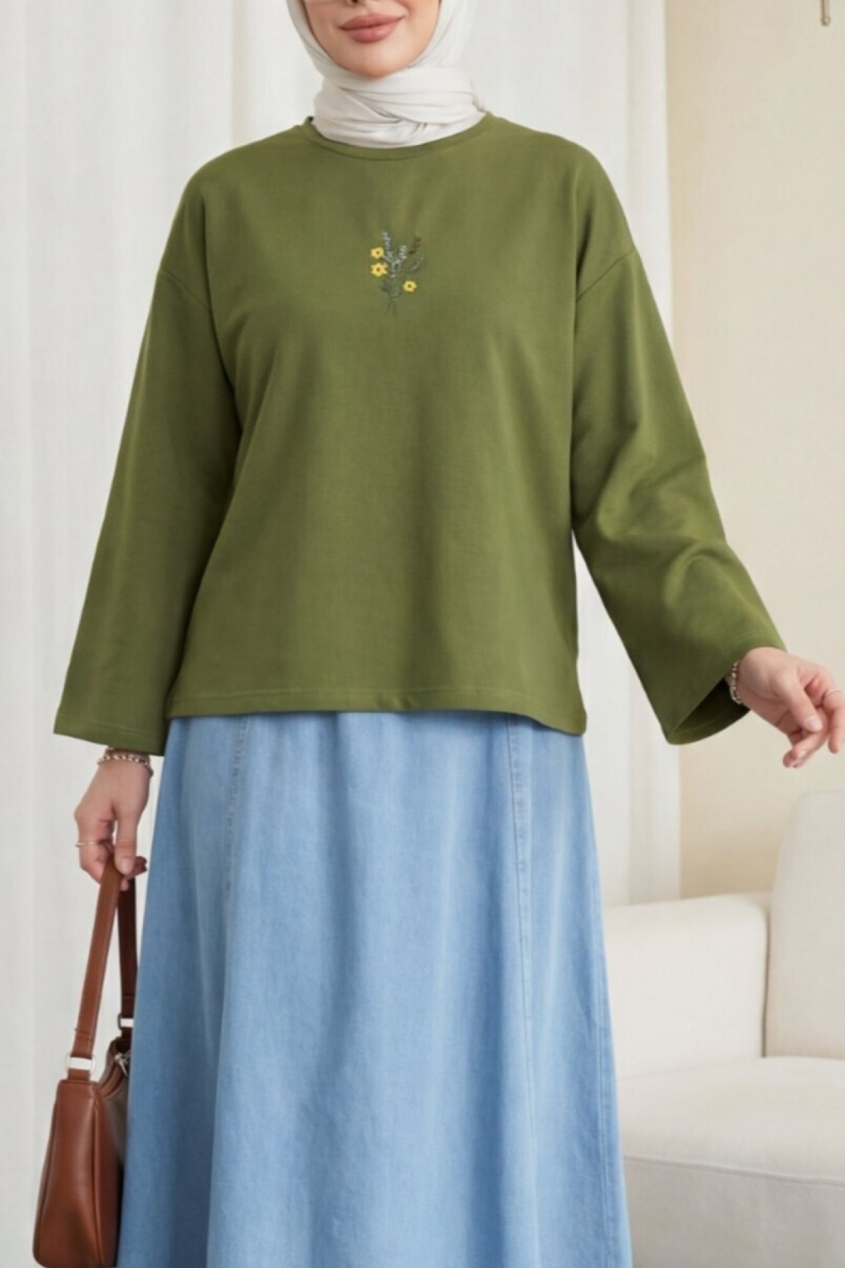 Önü Çiçek Nakışlı Yuvarlak Yaka Salaş Penye Bluz -Yeşil