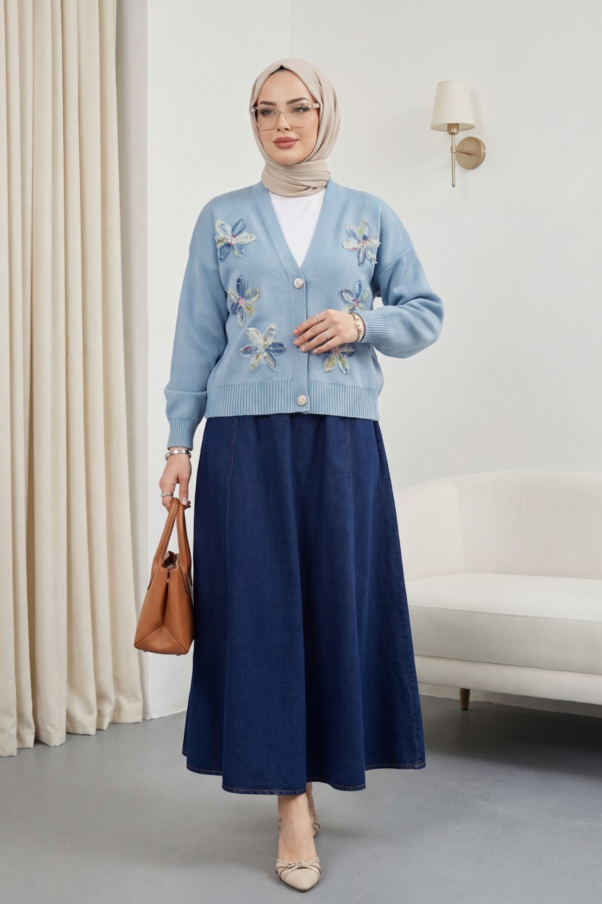 Önü Pul Ve Çiçek Detaylı Düğmeli Triko Hırka  -Mavi