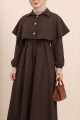 Yakalı Pelerin Detaylı Kemerli Kolu Lastikli Krep Elbise -Kahve