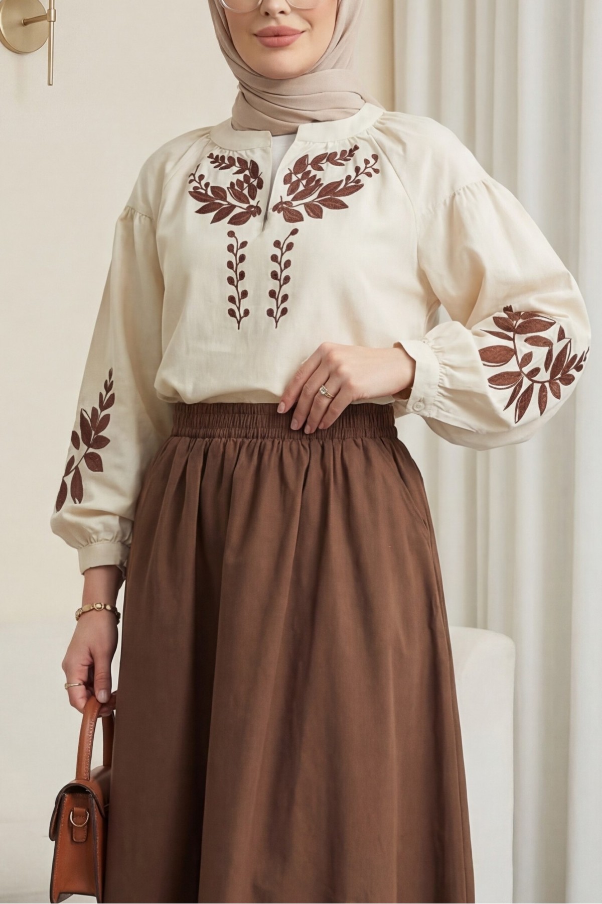 V Yaka Önü Ve Kolları Nakışlı Keten Bluz -Bej