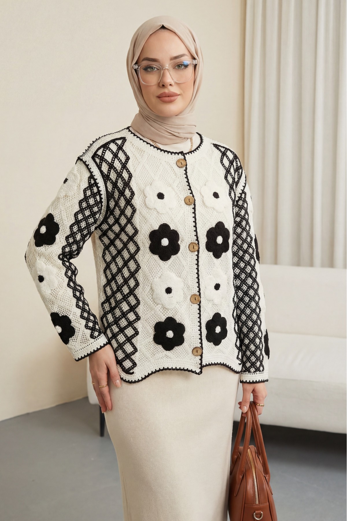 Papatya Detaylı Desenli Önü Düğmeli Ajurlu Triko Hırka -Ekru