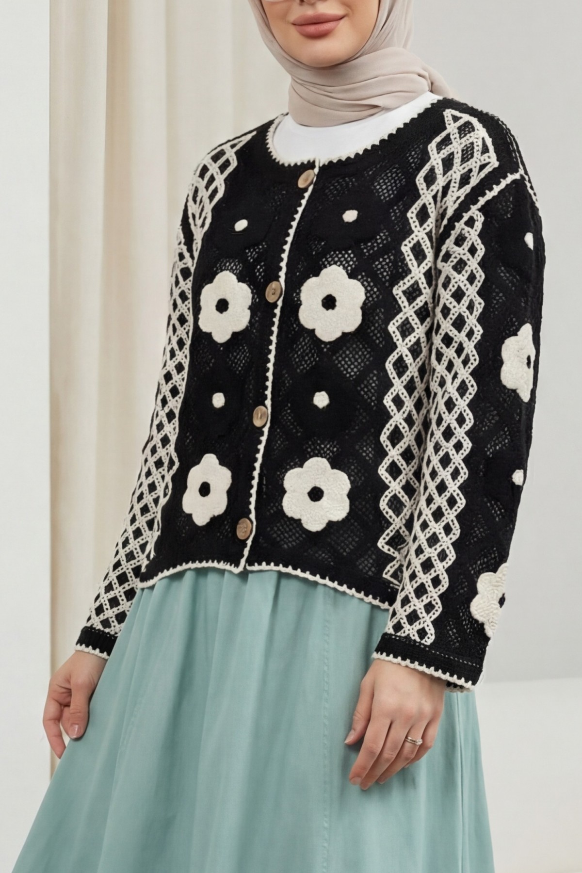 Papatya Detaylı Desenli Önü Düğmeli Ajurlu Triko Hırka -Siyah