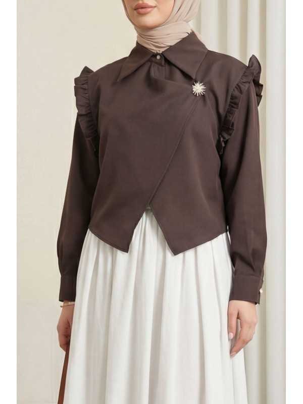 Omuzu Fırfırlı Önü Çapraz Çift Katlı Broş Detaylı Krep Bluz -Kahve