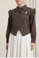 Omuzu Fırfırlı Önü Çapraz Çift Katlı Broş Detaylı Krep Bluz -Kahve