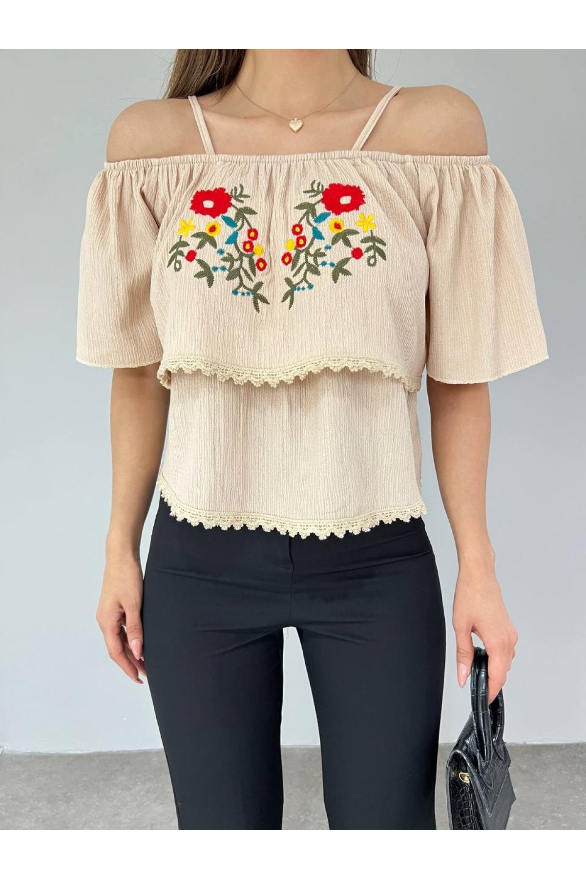 Gül Nakışlı Güpürlü İp Askılı Tişort -Bej