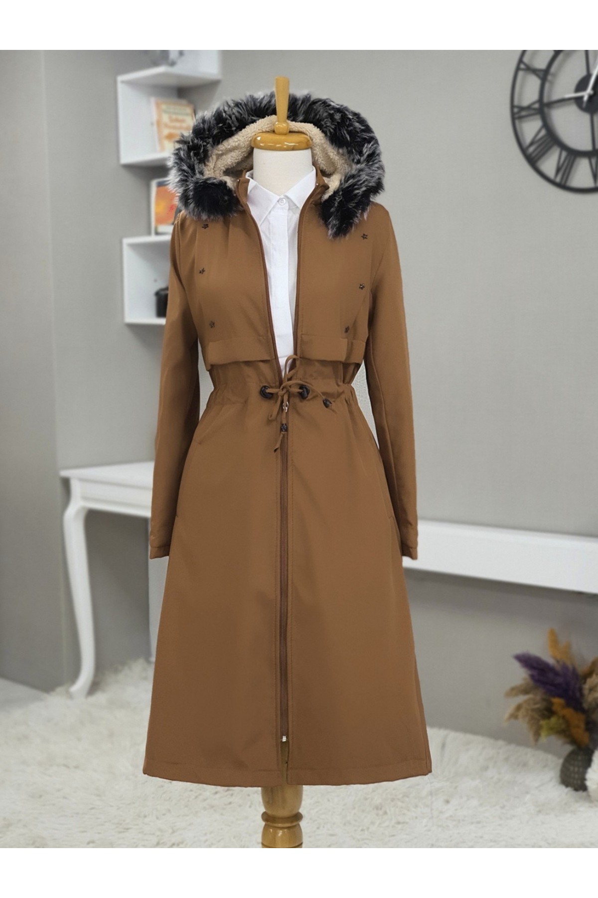 Metal Yıldız Detaylı Kapşonlu Uzun Kaban -Taba