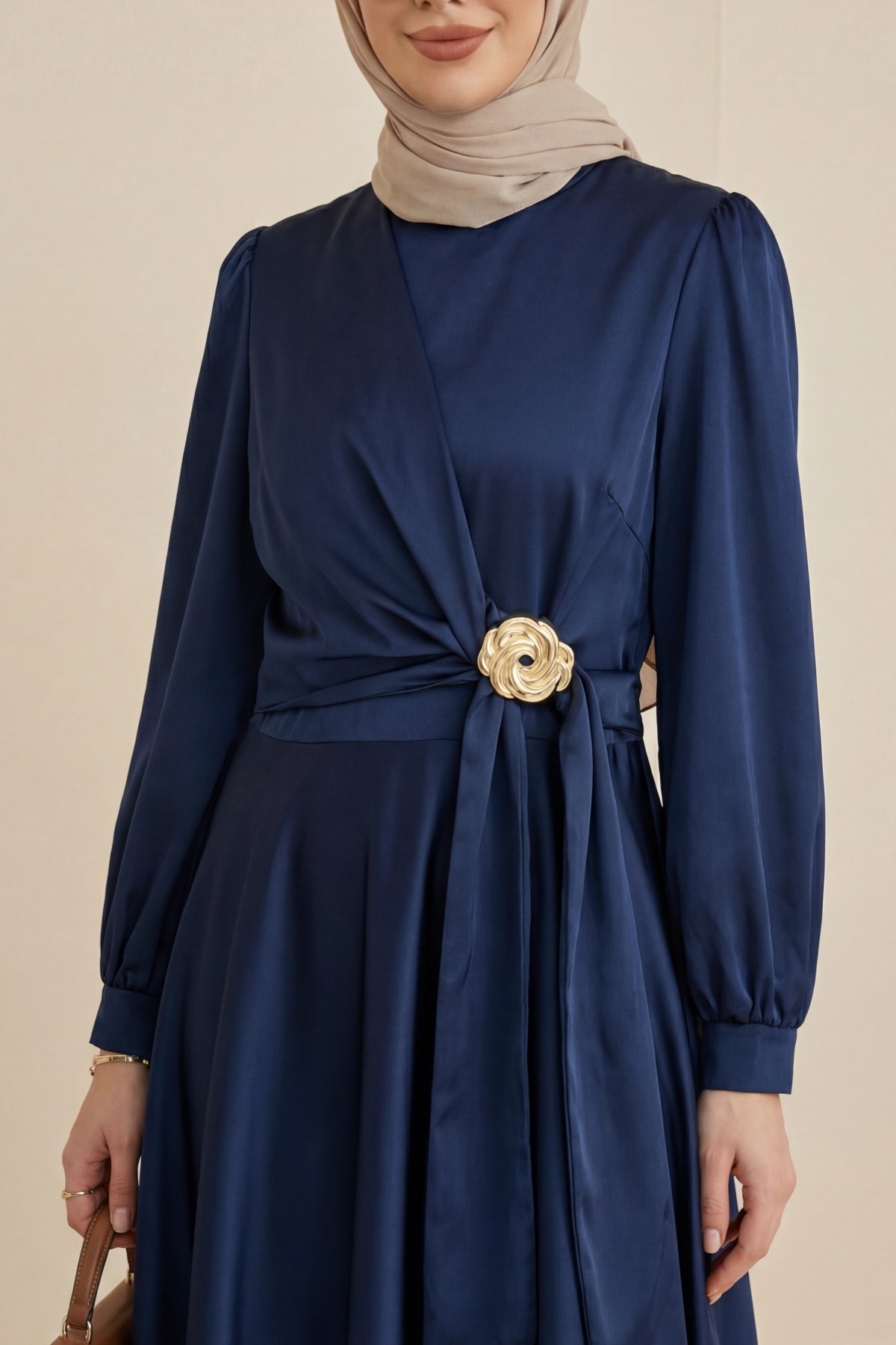 Beli Yandan Bağcıklı Tokalı Saten Abiye -Laci