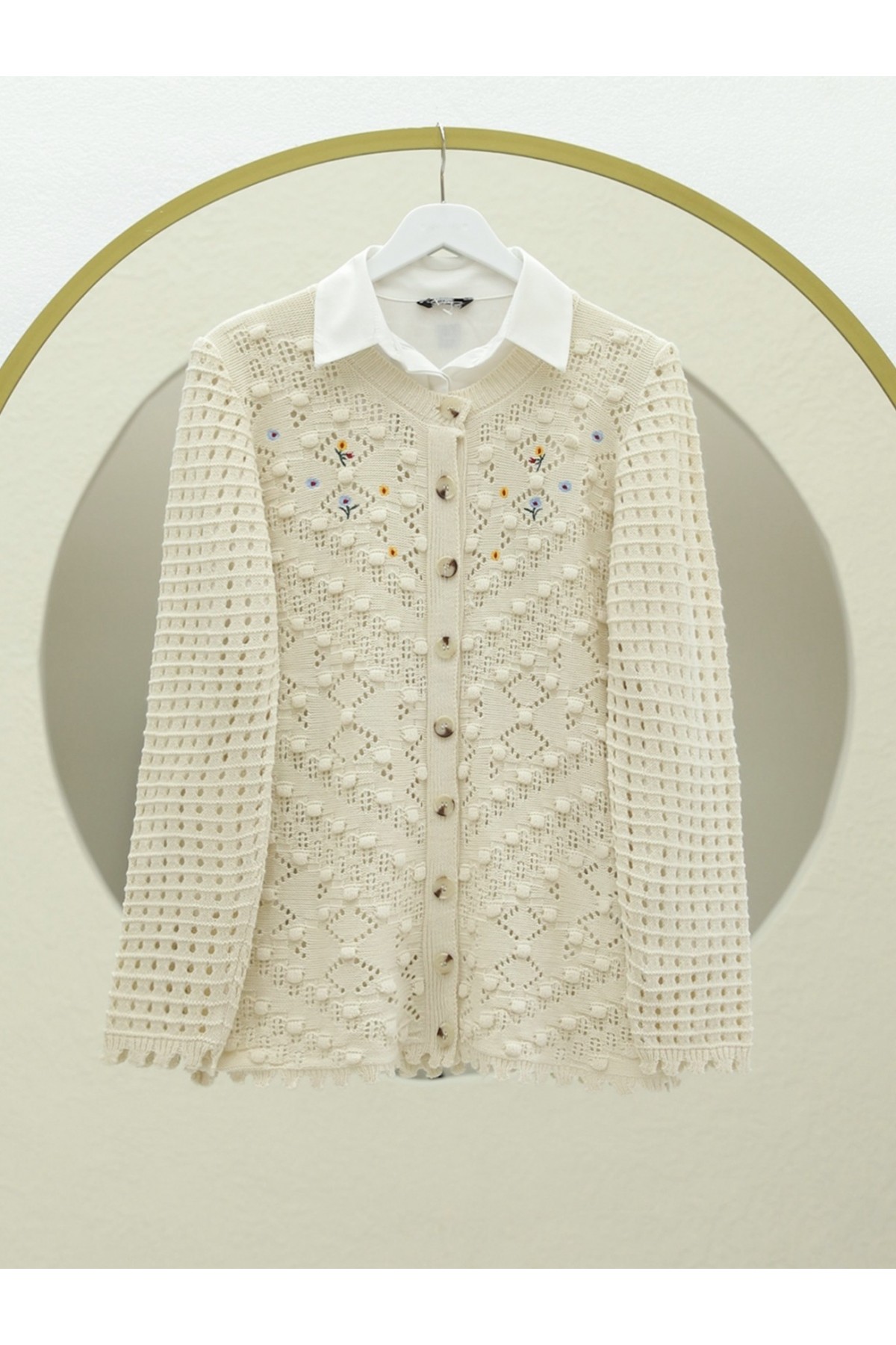 Ponponlu Yuvarlak Yaka Düğmeli Triko Hırka  -Krem