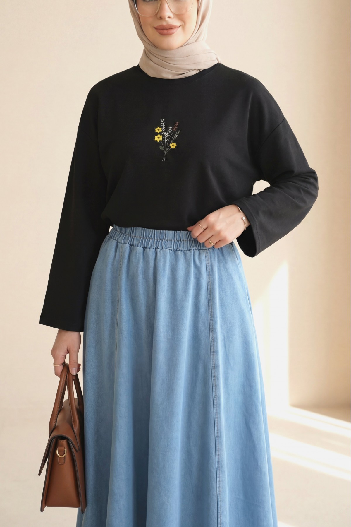 Önü Çiçek Nakışlı Yuvarlak Yaka Salaş Penye Bluz -Siyah