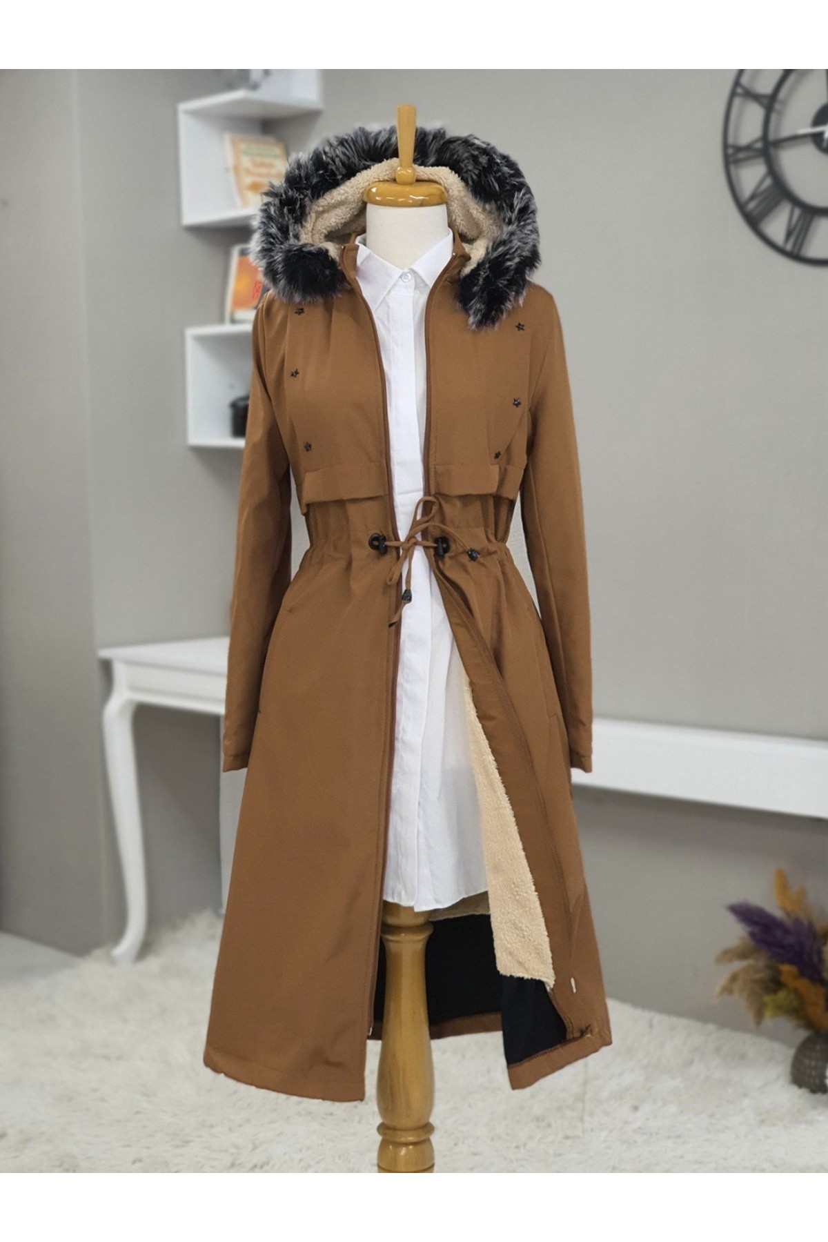 Metal Yıldız Detaylı Kapşonlu Uzun Kaban -Taba