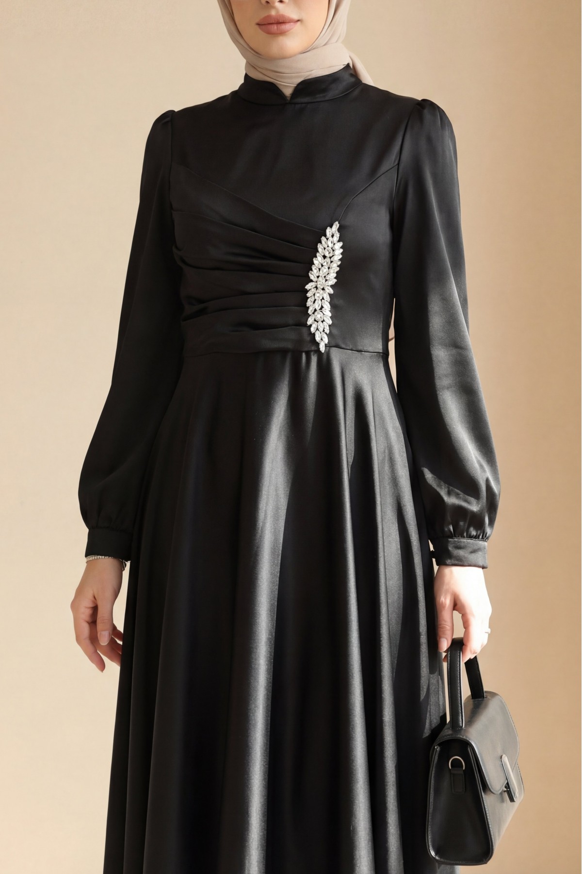 Önü Drapeli Taş Detaylı Saten Elbise -Siyah