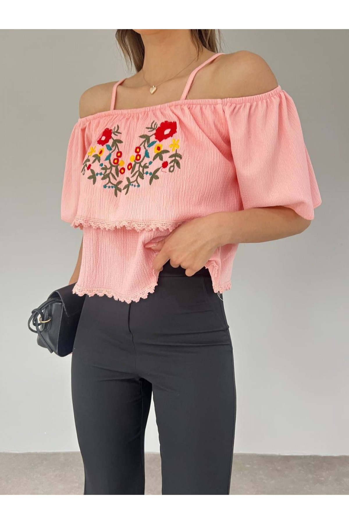 Gül Nakışlı Güpürlü İp Askılı Tişort -Yavruağzı