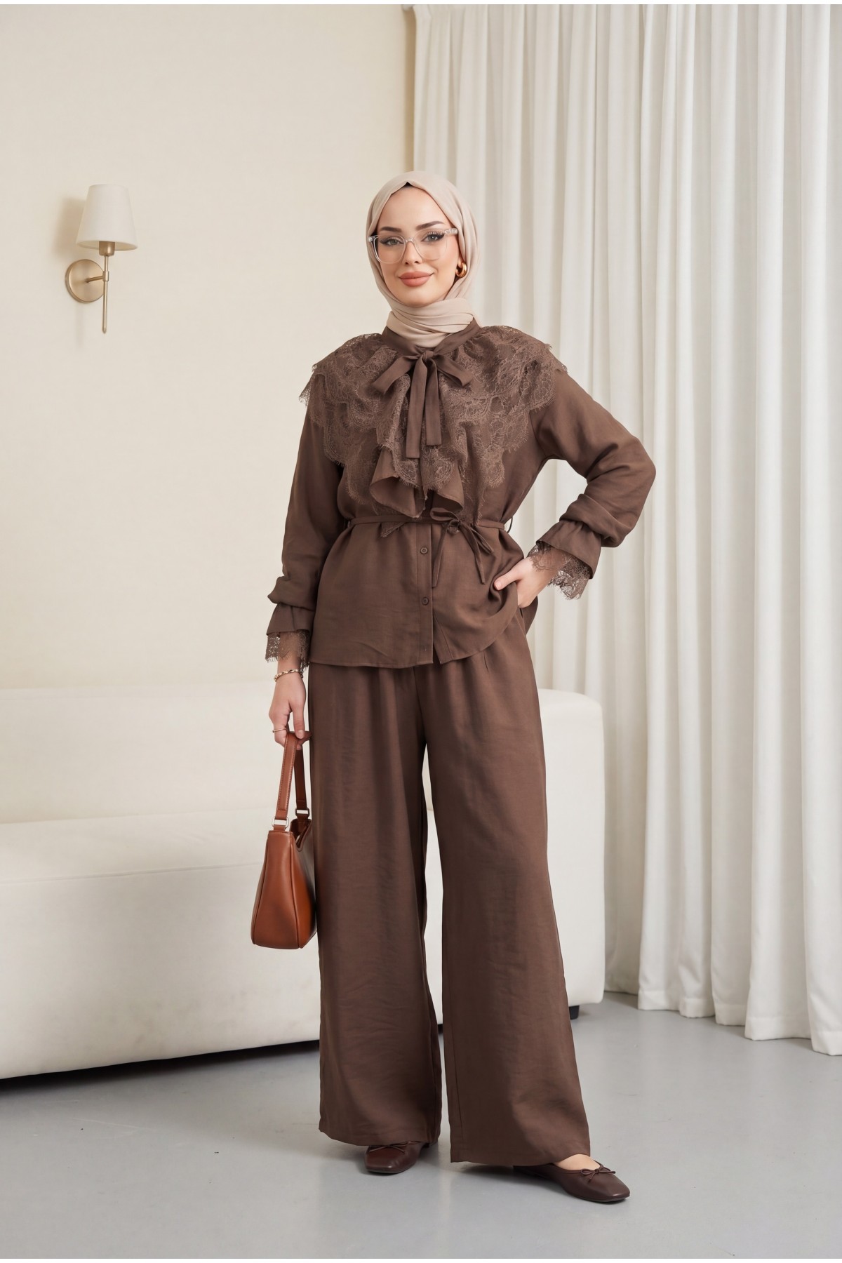 Yakası Bağlamalı Dantelli Fırfırlı Kemerli Pantolonu Astarlı Cupra Takım  -Kahve