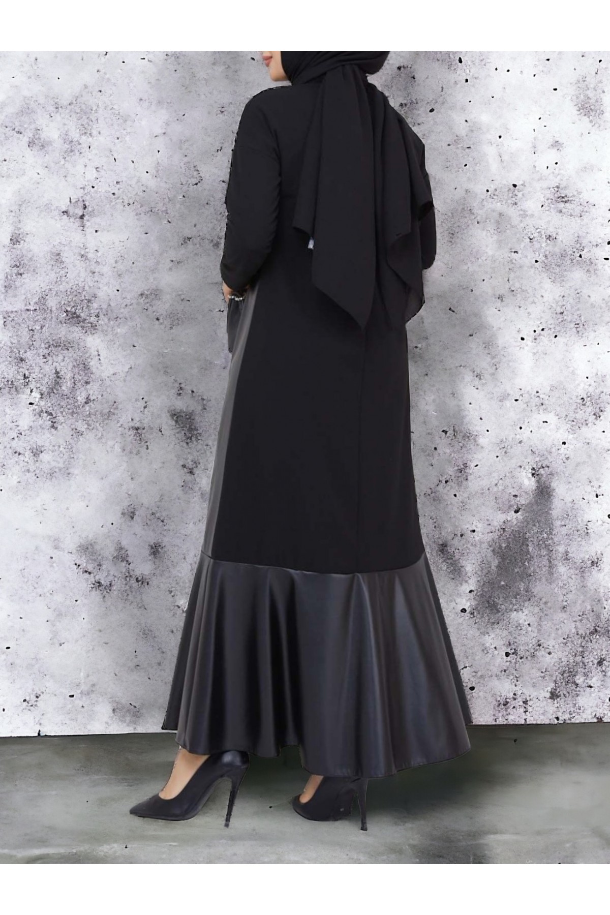 Deri Detaylı Metal Zincirli Elbise -Siyah