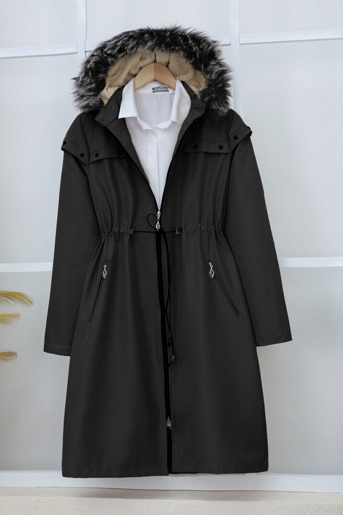 Çıkma Kapşonlu Yıldız Metal Detaylı Kaban -Siyah