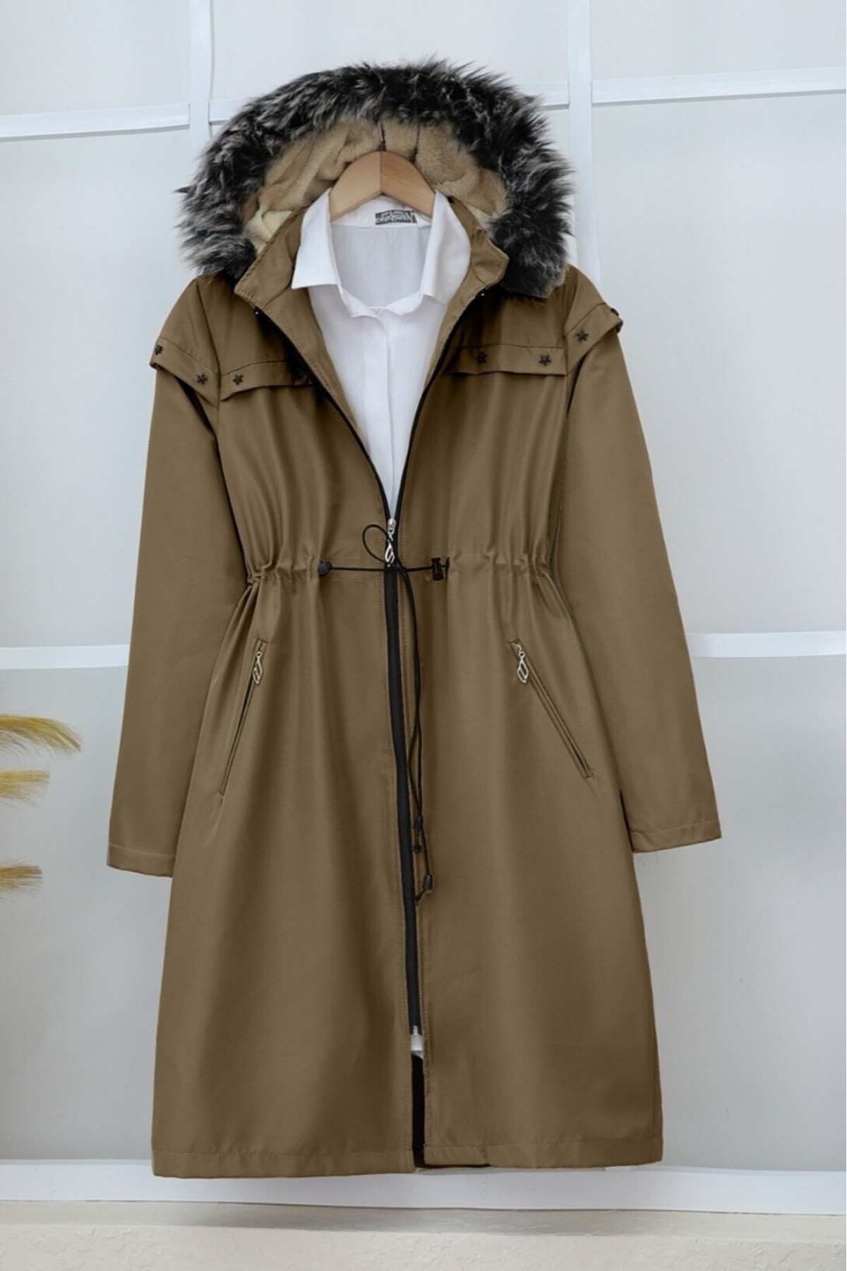 Çıkma Kapşonlu Yıldız Metal Detaylı Kaban -Taba