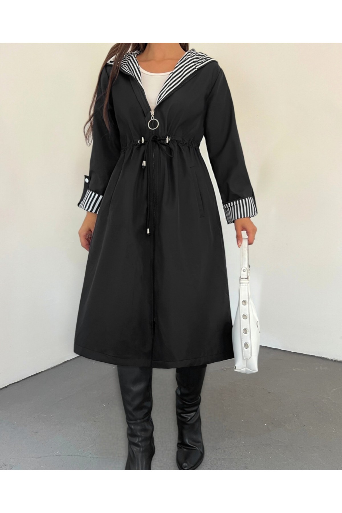 Belden Sıkmalı Kapitone Astarlı Kapşonlu Trençkot -Siyah