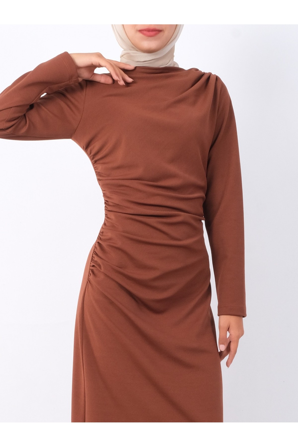 Kayık Yaka Yandan Drapeli Örme Krep Elbise -Taba