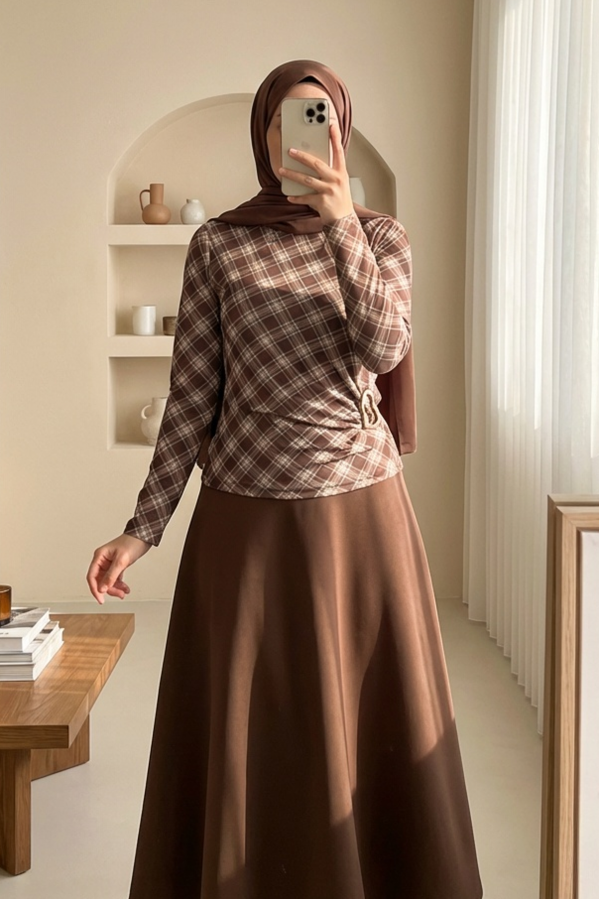 Yanı Tokalı Ekose Desenli Bluz -Kahve