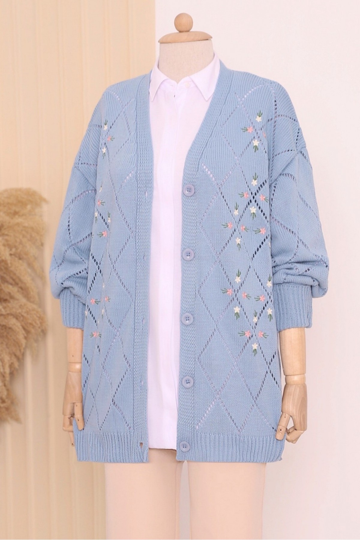 Ajurlu Çiçek Nakışlı Düğmeli Triko Hırka     -Mavi