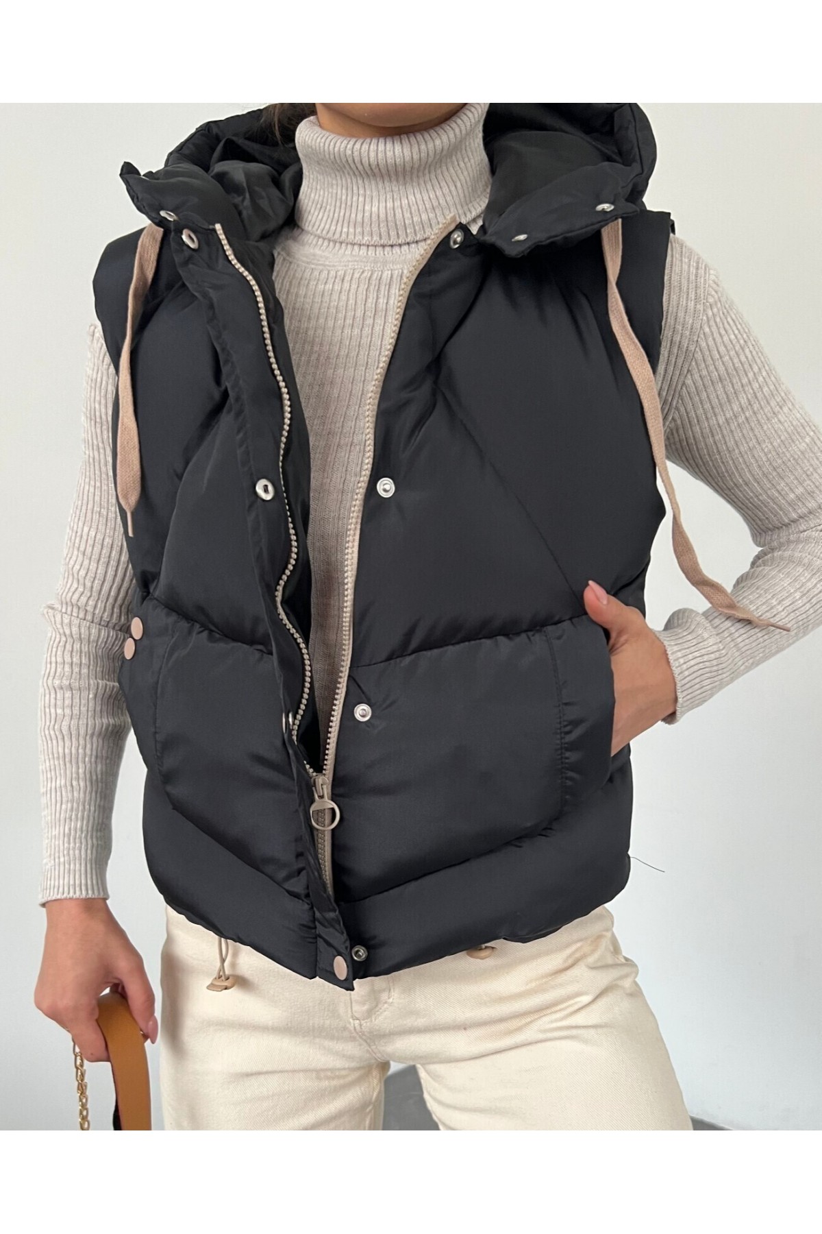 Sabit Kapşonlu Çıtçıtlı Fermuarlı Şişme Yelek  -Siyah