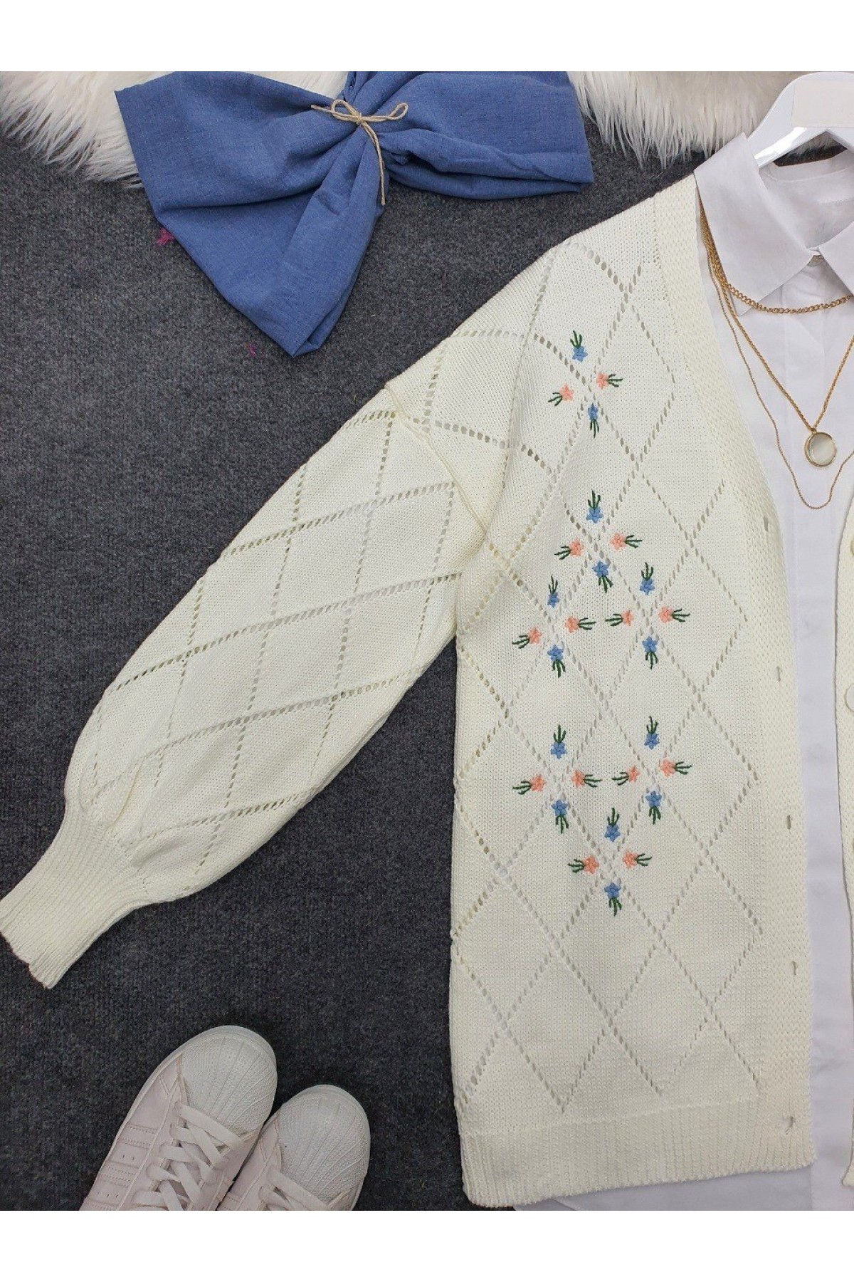 Ajurlu Çiçek Nakışlı Düğmeli Triko Hırka -Ekru