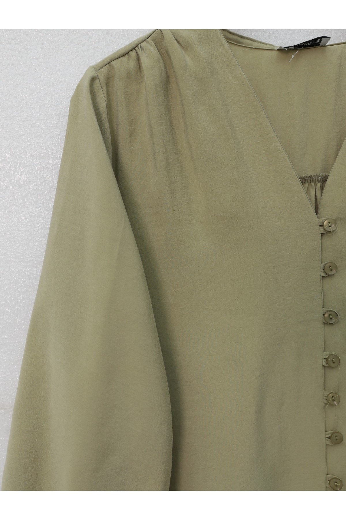 V Yaka Düğmeli Arkası Uzun Gömlek -Zeytin