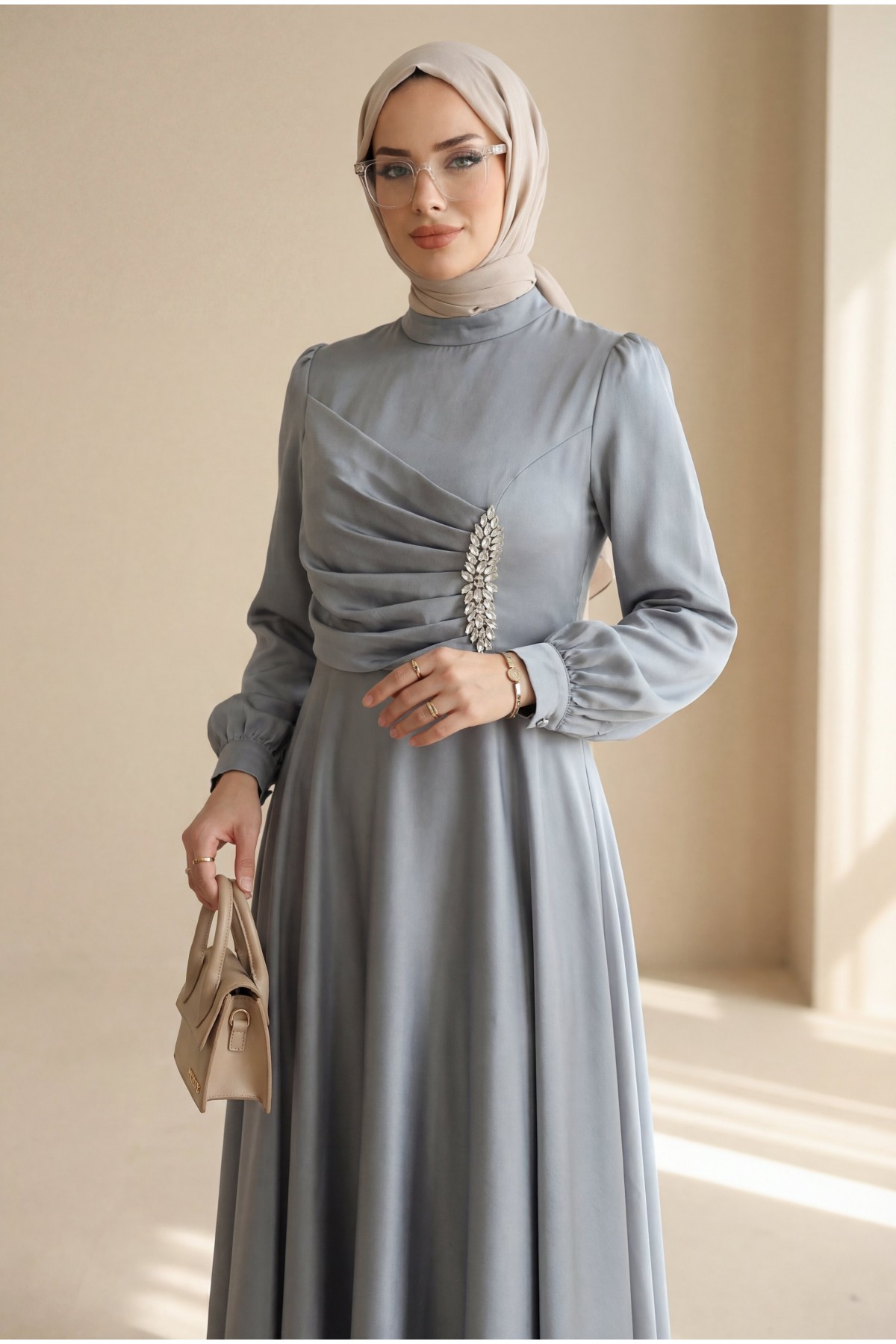 Önü Drapeli Taş Detaylı Saten Elbise -Gümüş