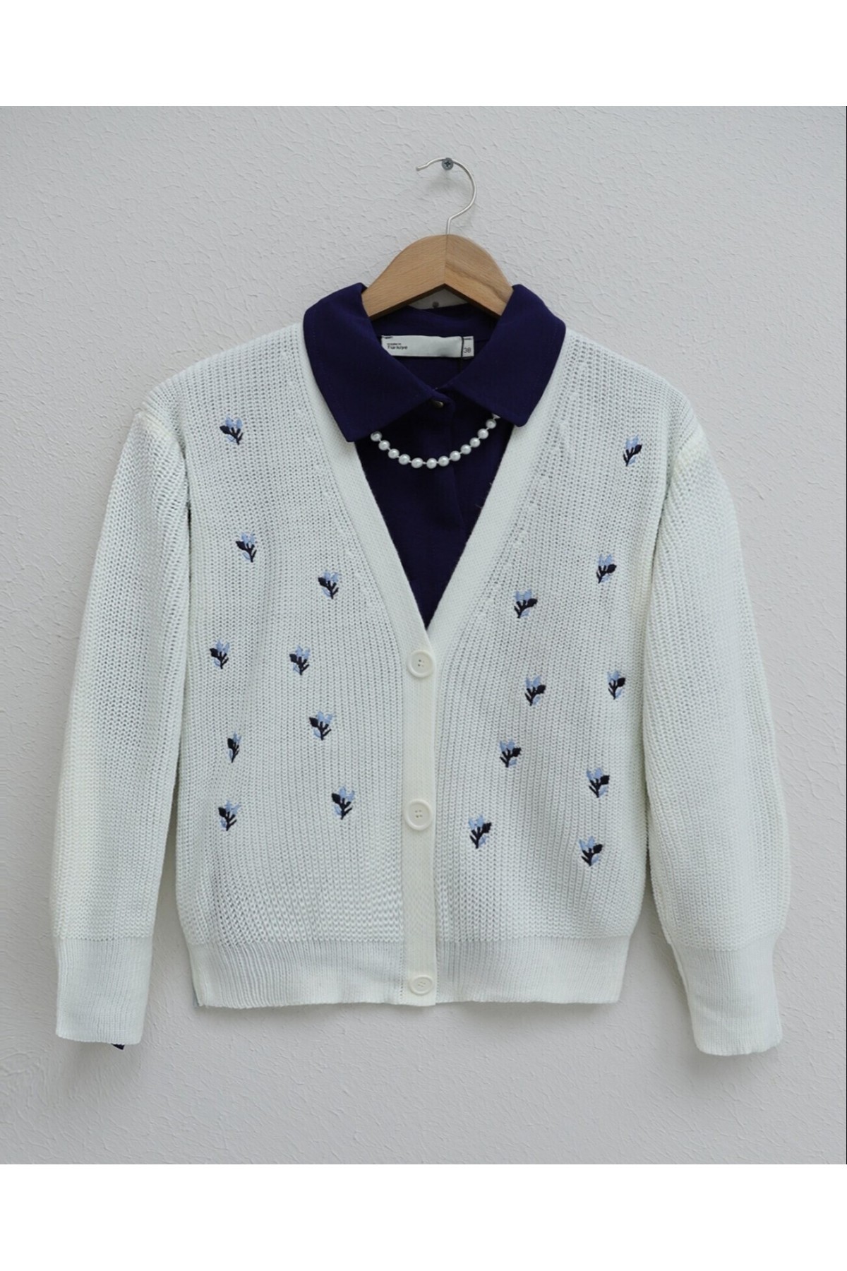 Nakışlı Üç Düğmeli Bel Boy Hırka -Ekru