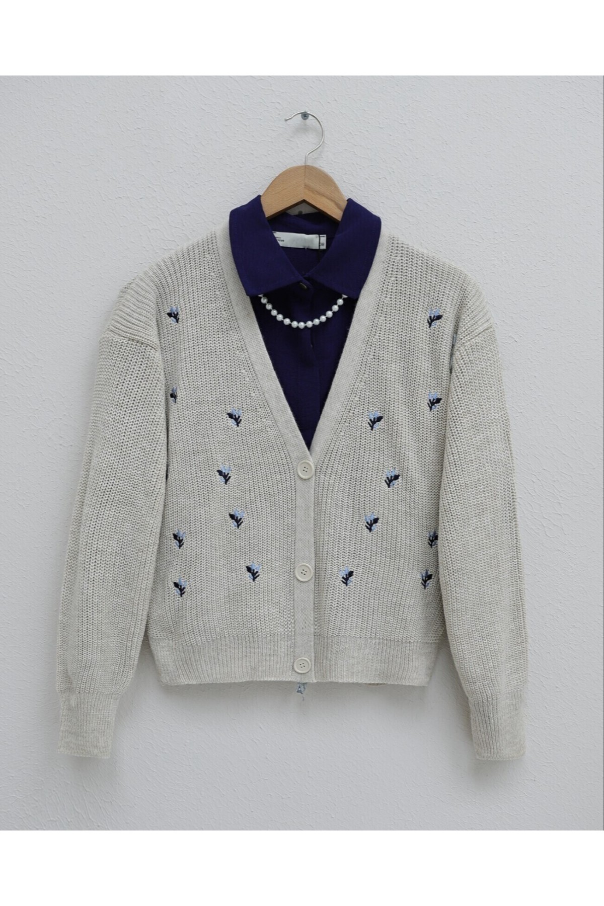 Nakışlı Üç Düğmeli Bel Boy Hırka -Taş